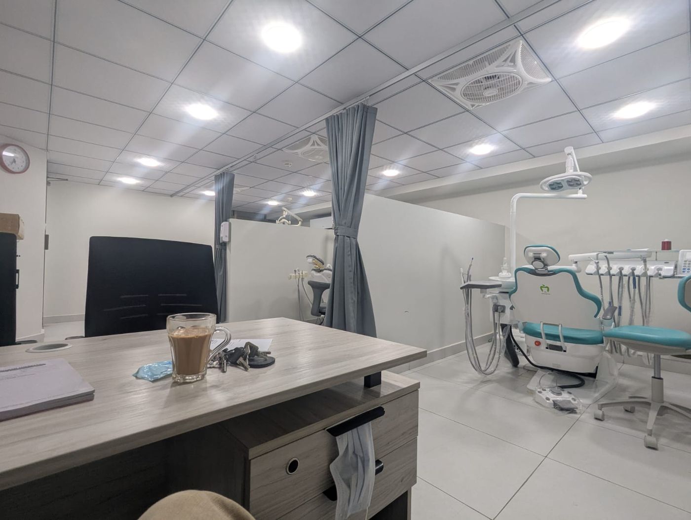 The consulting desk, with a treatment bay behind
